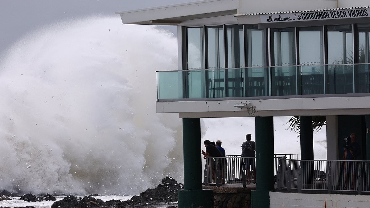 alert-–-why-cyclone-alfred-stalling-is-bad-news-for-millions-of-australians