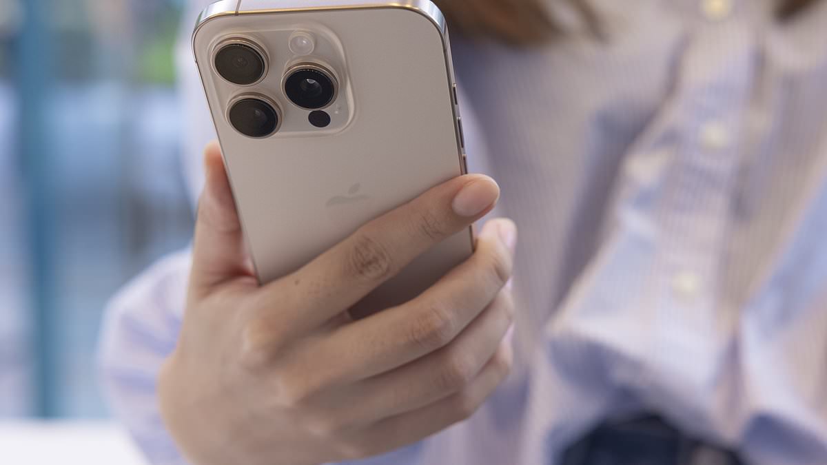 alert-–-frightening-flaw-found-in-iphone-app-that’s-downloaded-by-default-‘could-be-a-national-security-threat’