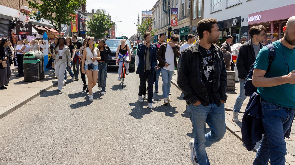 alert-–-council-agrees-to-ban-cars-from-camden-high-street-as-iconic-area-that-attracts-40,000-visitors-at-peak-times-is-pedestrianised