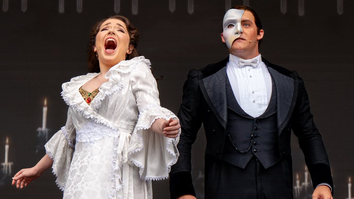 alert-–-phantom-of-the-opera-fans-are-given-15-trigger-warnings-that-it-features-bangs-and-flashes-–-and-‘depictions-of-violence-and-death’