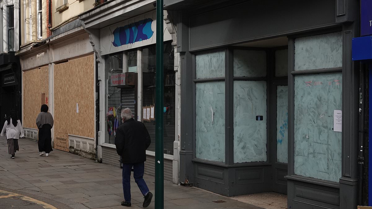 alert-–-fed-up-locals-say-high-street-has-turned-into-a-‘ghost-town’-and-is-so-quiet-‘even-the-beggars-have-cleared-off!’