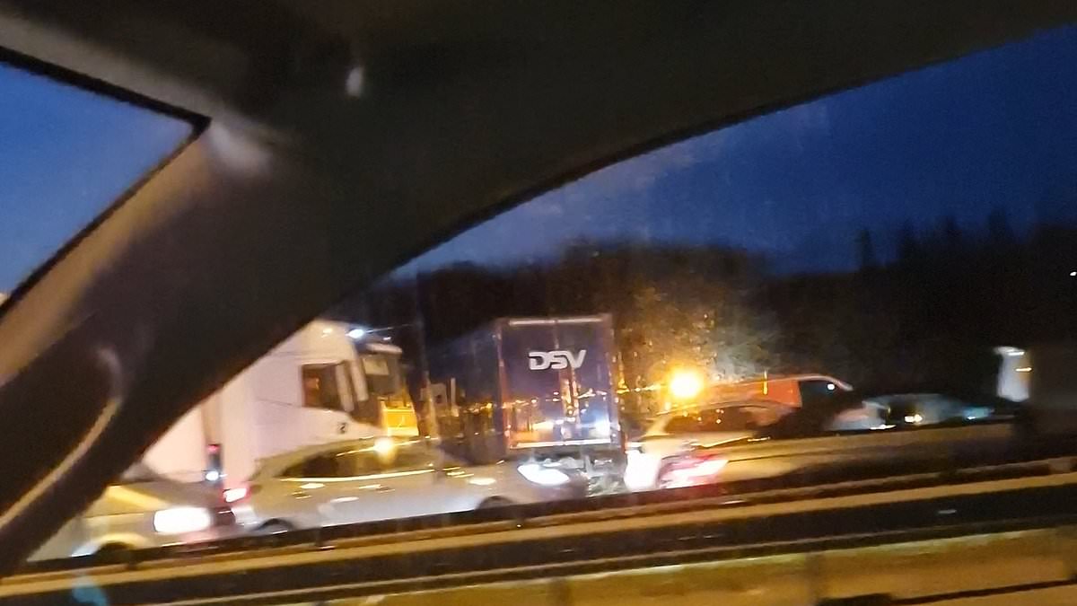 alert-–-m60-crash:-‘several’-people-are-injured-after-lorry-smashed-through-central-reservation-and-ploughed-into-six-vehicles-–-motorway-closed