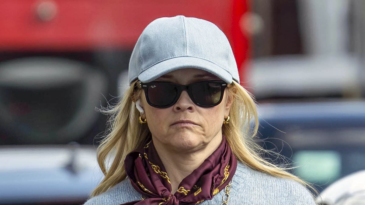 alert-–-reese-witherspoon-goes-incognito-in-a-blue-cap-and-designer-shades-as-she-enjoys-a-spot-of-shopping-in-london