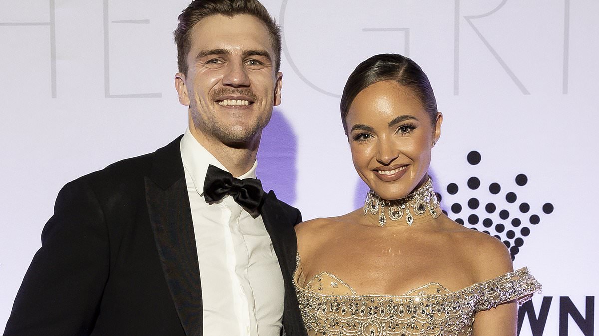 alert-–-the-‘woman-on-the-staircase’-photo-that-blew-up-a-society-couple.-plus,-insiders-reveal-why-olivia-molly-rogers-dropped-her-matchmaker-best-mate:-the-group-chat