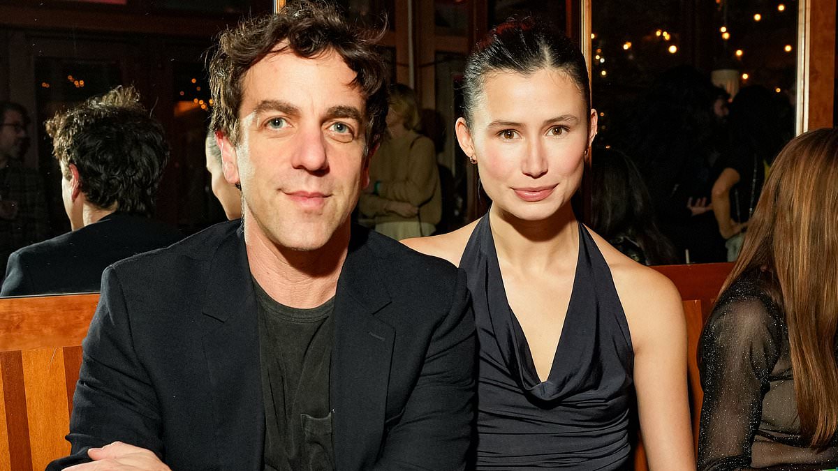 alert-–-mindy-kaling’s-rumored-baby-daddy-bj-novak,-45,-has-a-‘new-girlfriend’-who-is-17-years-younger
