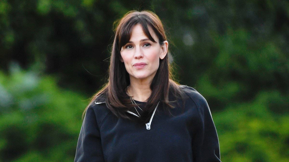 alert-–-jennifer-garner-looks-relaxed-on-dog-walk-in-la-as-ex-ben-affleck-clashes-with-jennifer-lopez-over-$68m-estate