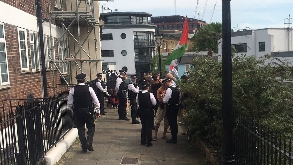 alert-–-israeli-actress-gal-gadot-forced-to-stop-filming-the-runner-after-pro-palestine-protesters-swarm-london-set