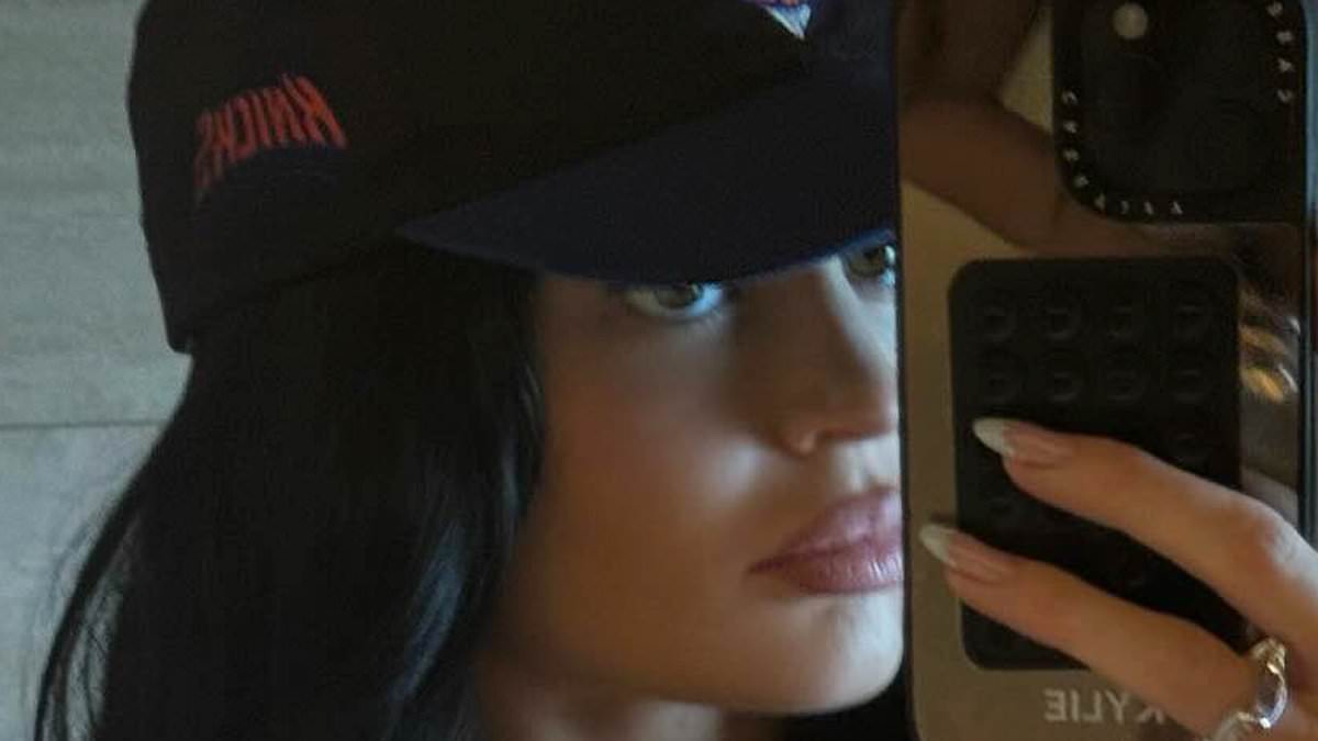 alert-–-kylie-jenner-gives-secret-nod-to-boyfriend-timothee-chalamet-in-racy-new-bikini-photos