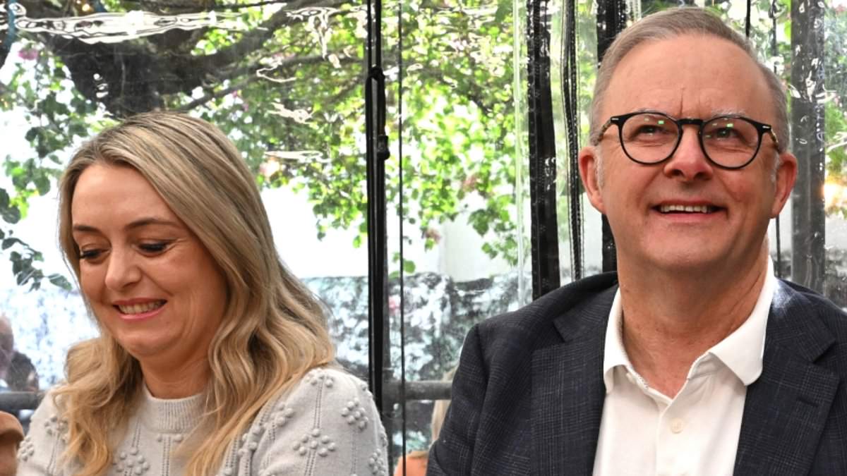alert-–-anthony-albanese-kicks-off-election-victory-lap-with-coffee-at-cash-only-old-school-cafe