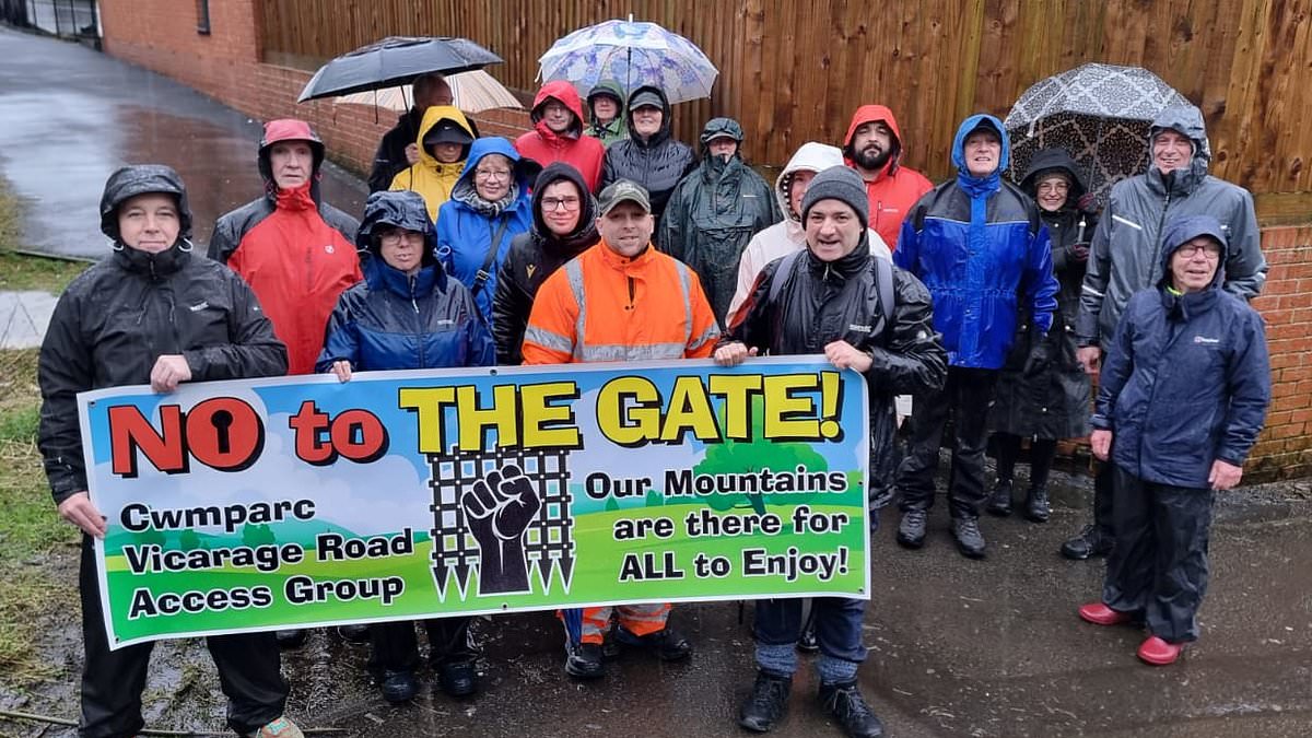 alert-–-couple-who-built-10k-electric-gates-to-block-access-to-footpath-by-their-11-bedroom-‘bond-villain’-mansion-lose-war-against-walkers