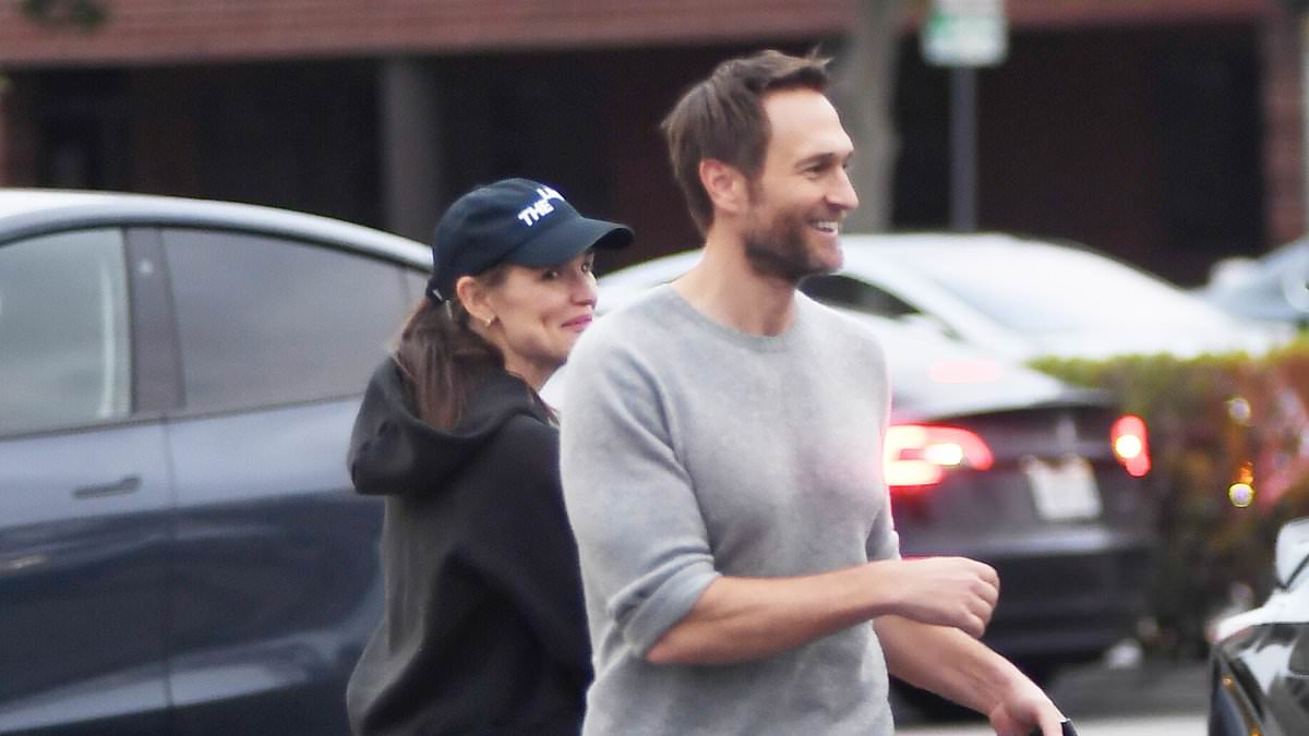 alert-–-jennifer-garner-steps-out-with-john-miller-in-la-as-she-offers-glimpse-into-domestic-life-after-he-‘moved-in’