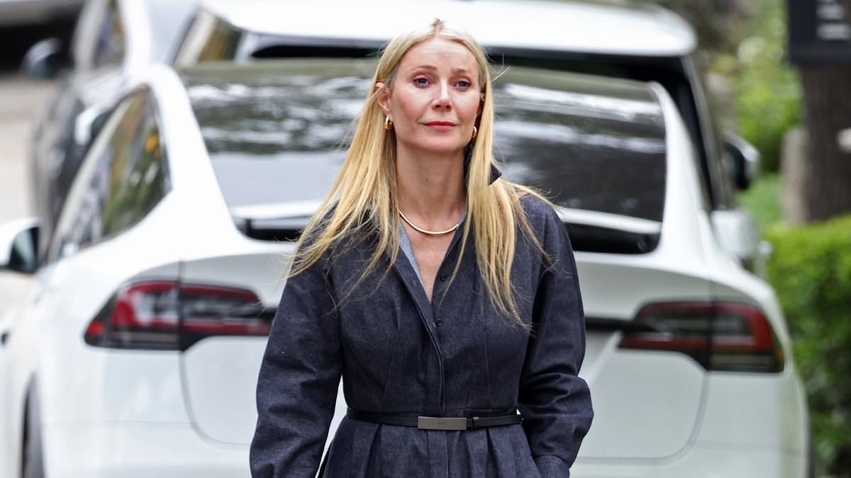 alert-–-gwyneth-paltrow’s-fashion-faux-pas-as-she-supports-maria-shriver-at-santa-barbara-book-signing