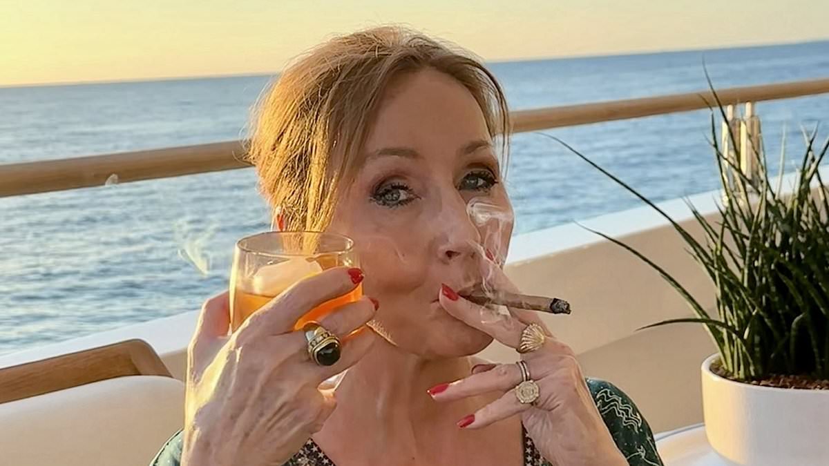 alert-–-jk-rowling-says-she-will-fund-any-woman’s-case-if-they-decide-to-sue-the-police-over-being-strip-searched-by-a-male-officer