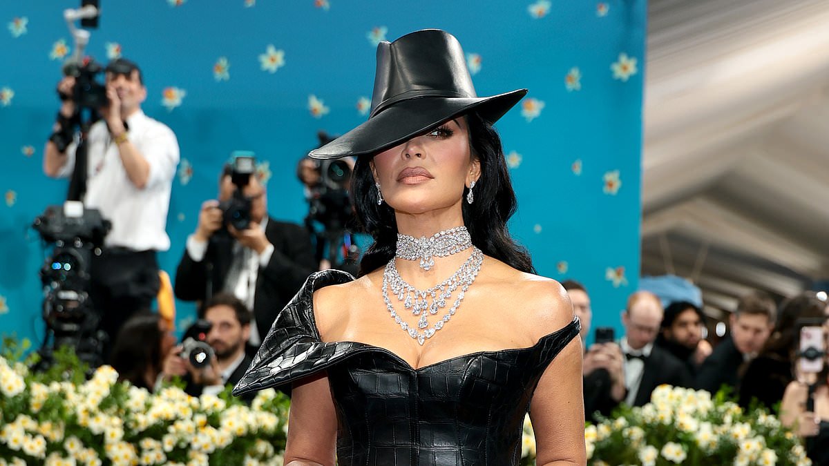 alert-–-met-gala-2025-live-updates:-kim-kardashian-scolds-security-guard-after-he-causes-her-to-take-an-awkward-tumble