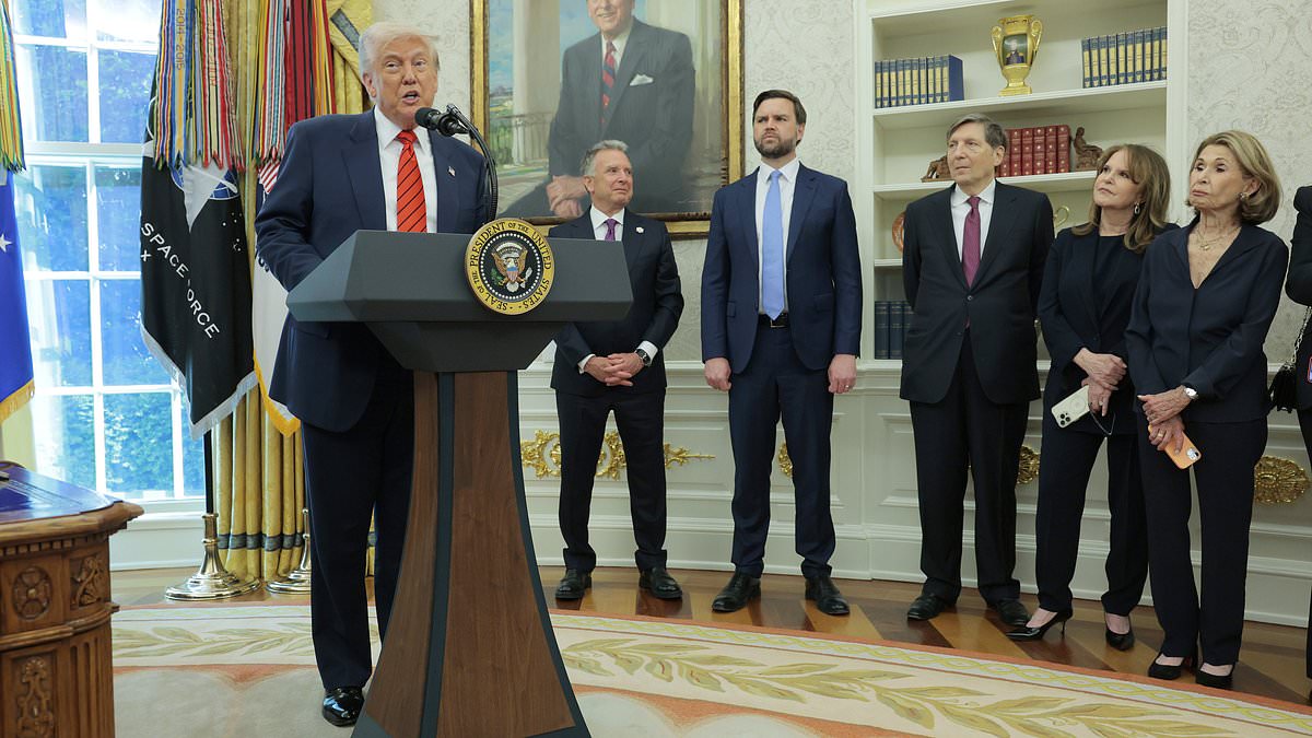 alert-–-trump-tease-of-‘earth-shattering’-announcement-in-the-coming-days-sends-internet-into-frenzy