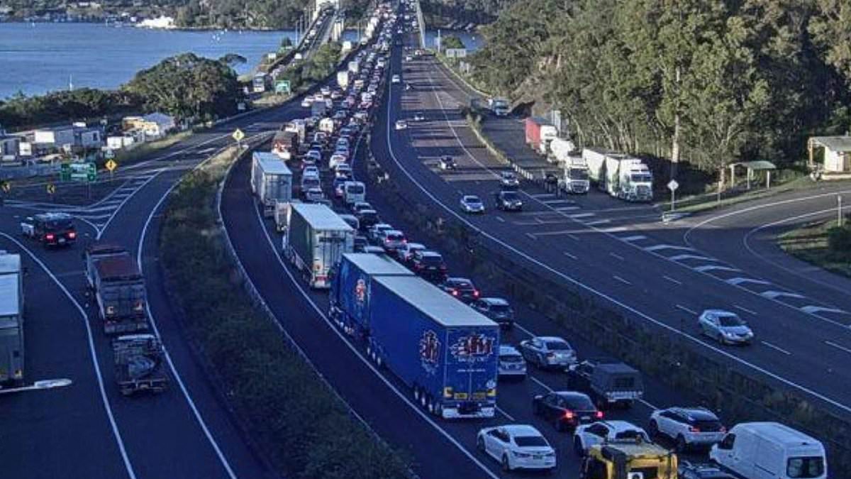 alert-–-m1-closed-after-major-accident:-traffic-backed-up-heading-towards-sydney