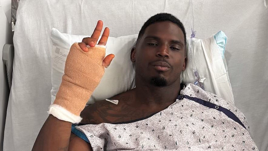 alert-–-tyreek-hill-shares-groggy-picture-from-hospital-bed-after-another-offseason-surgery