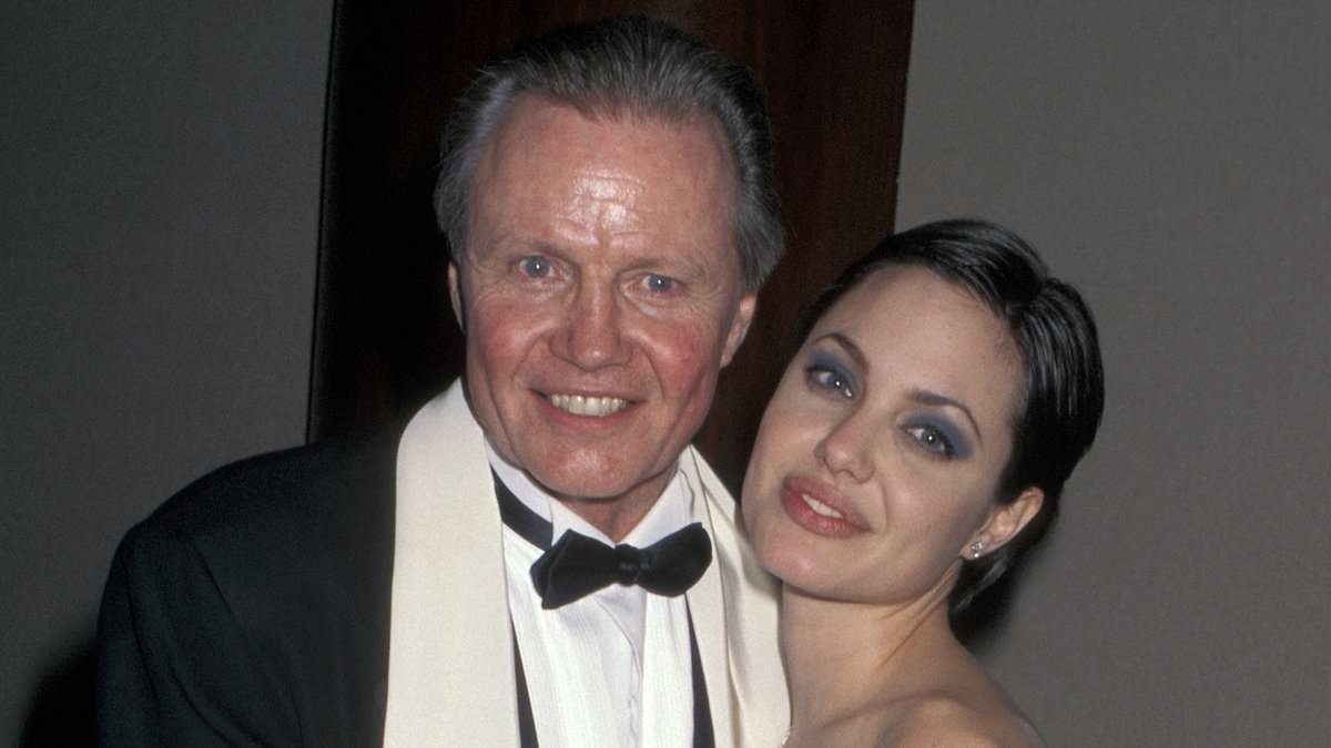 alert-–-jon-voight-fears-hollywood-will-collapse-unless-‘people-roll-up-their-sleeves’-as-he-praises-trump-tariffs