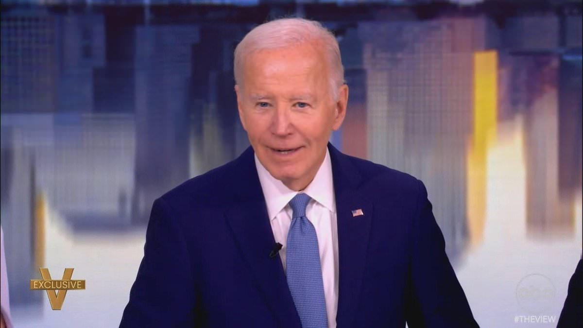 alert-–-jill-biden-gives-joe-‘secret-signal’-to-stop-answering-dangerous-question-on-the-view…as-he-sports-mysterious-hand-wound