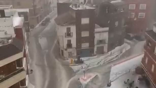 alert-–-warning-to-british-tourists-after-valencia-is-battered-by-flash-flooding-almost-six-months-after-232-lost-lives-in-freak-storm