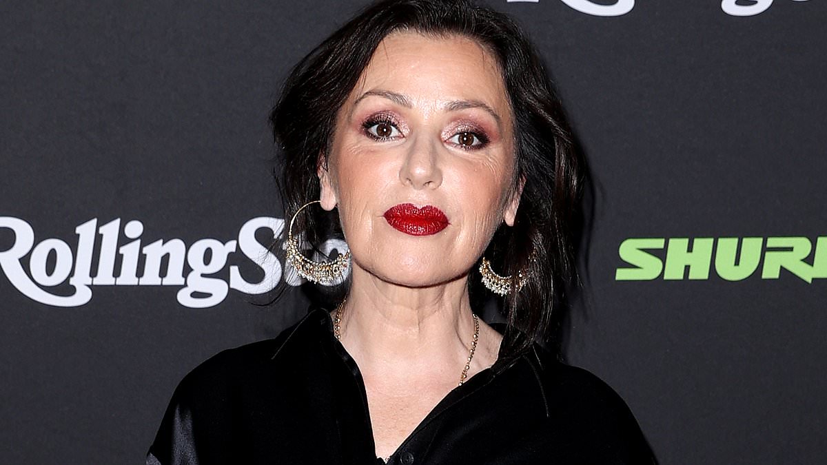 alert-–-pop-diva-tina-arena-slams-concertgoers-for-walking-out-during-her-melbourne-show