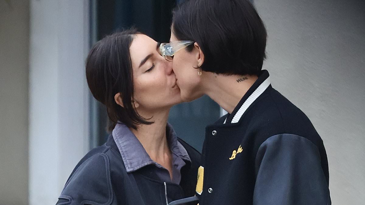 alert-–-the-veronicas-star-jessica-origliasso-and-her-fiancee-alex-smith-look-loved-up-as-they-pack-on-the-pda-in-sydney