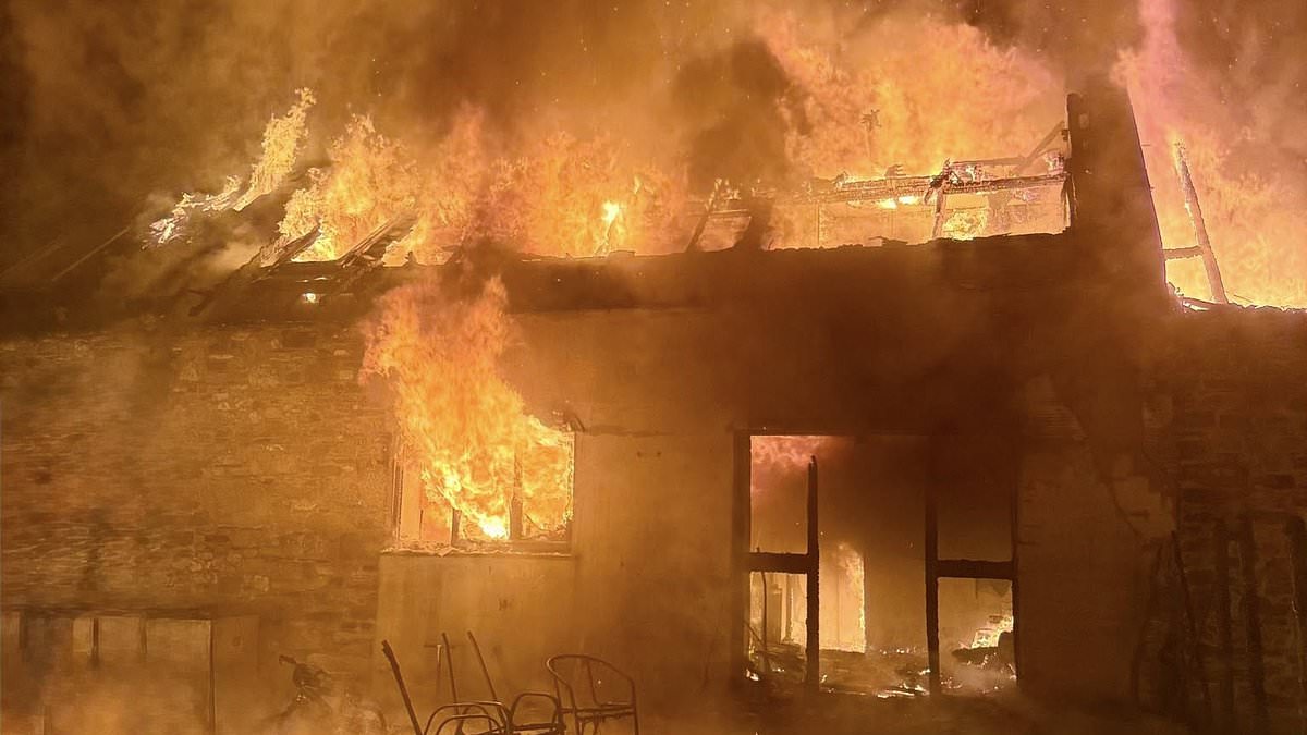 alert-–-families-‘lose-everything’-after-blaze-tears-through-row-of-homes-in-the-early-hours