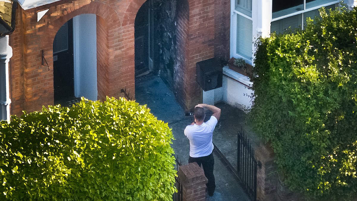 alert-–-pictured-–-‘arson’-damage-at-two-properties-linked-to-sir-keir-starmer:-counter-terror-police-probe-suspicious-blazes-at-pm’s-former-north-london-homes-as-hunt-for-‘attacker’-goes-on