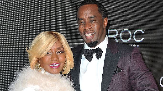 alert-–-diddy’s-courtroom-gesture-to-mom-janice-as-she-leads-family-supporting-him-at-trial