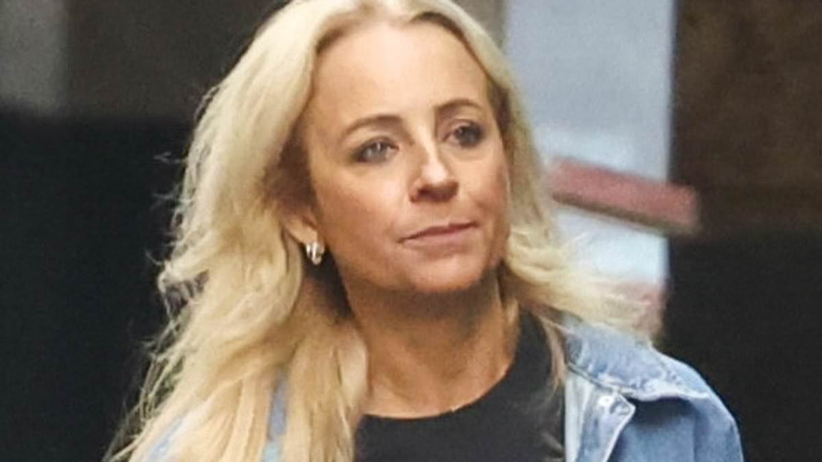 alert-–-carrie-bickmore-looks-fresh-faced-as-she-showcases-her-natural-beauty-at-sydney-airport