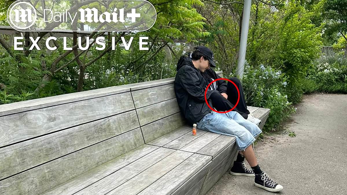 alert-–-they-could-be-any-young-lovers…-but-they’re-the-world’s-hottest-couple.-see-their-intimate-act when-they-think-nobody-is-watching