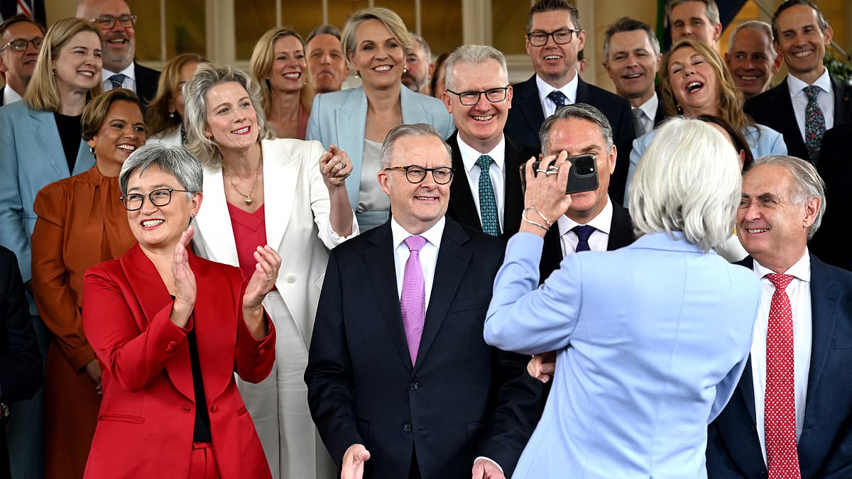 alert-–-aussies-call-for-major-change-to-politician’s-pay-structure-after-anthony-albanese’s-huge-salary-was-exposed