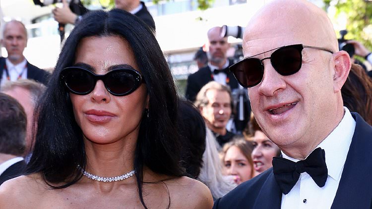 alert-–-world-famous-couple-storm-the-cannes-red-carpet…-but-there’s-just-one-problem