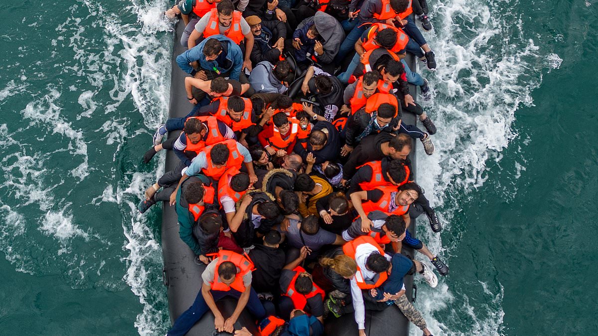 alert-–-channel-small-boat-migrants-are-not-checked-against-police-database-and-can-refuse-to-be-interviewed,-shock-report-reveals