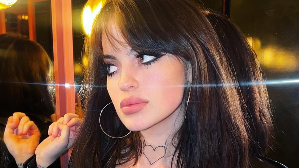 alert-–-rupert-murdoch’s-‘wild-child’-granddaughter-charlotte-freud-reveals-she’s-on-airport-watch-list-after-committing-banned-act-on-a-plane