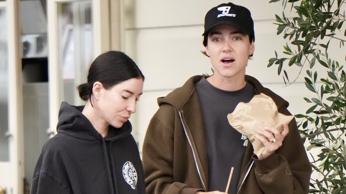 alert-–-the-veronicas-star-jessica-origliasso-and-her-fiancee-alex-smith-are-the-picture-of-domestic-bliss-in-brisbane