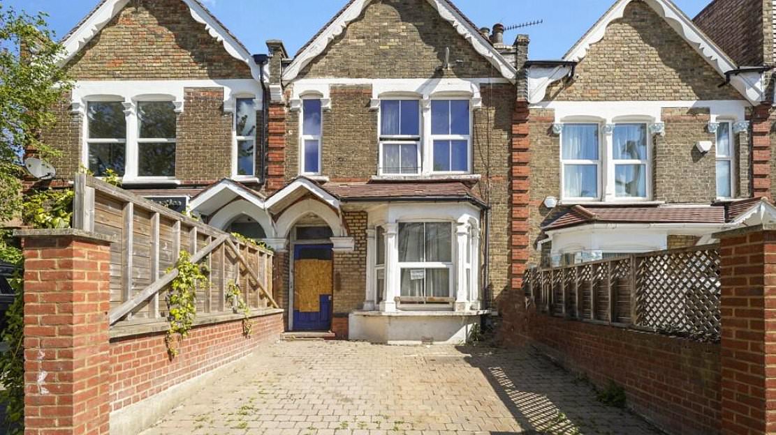 alert-–-three-bedroom-london-terrace-on-sale-for-1m…-but-wait-until-you-see-inside