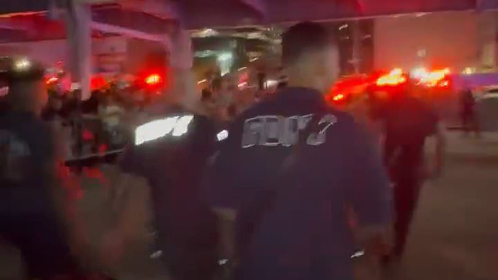 alert-–-emotional-moment-crowd-cheers-for-first-responders-as-victims-of-brooklyn-bridge-collision-are-rescued-from-the-scene