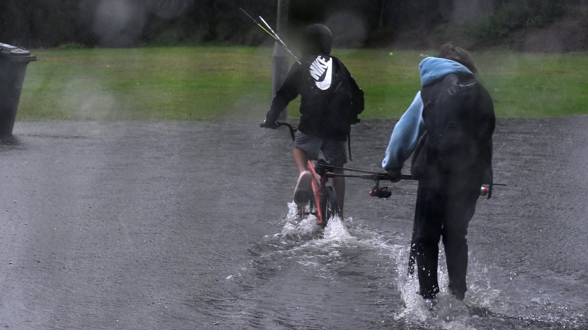 alert-–-almost-30-schools-on-australia’s-east-coast-are-forced-to-close-as-massive-rain-bomb-sparks-severe-floods-–-and-the-wild-weather-is-set-to-last-all-week