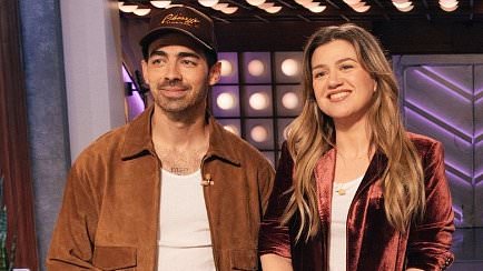 alert-–-kelly-clarkson-and-joe-jonas-flirt-during-interview-that-sizzles-with-chemistry-as-stars-are-both-single