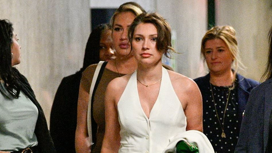 alert-–-glamorous-harvey-weinstein-rape-accuser-shocks-court-with-gesture-to-disgraced-mogul-as-she-completes-evidence