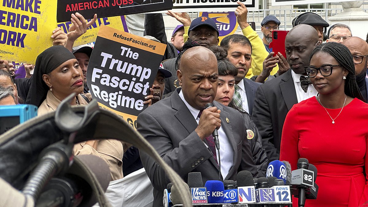 alert-–-newark-mayor-caught-in-hot-mic-moment-making-vulgar-comment-about-trump-official-while-in-court-over-arrest-at-ice-detention-center