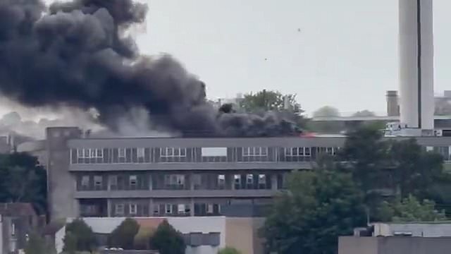 alert-–-maternity-hospital-evacuated-in-bristol-after-huge-fire-breaks-out,-forcing-babies-to-be-taken-to-nearby-library-to-be-looked-after