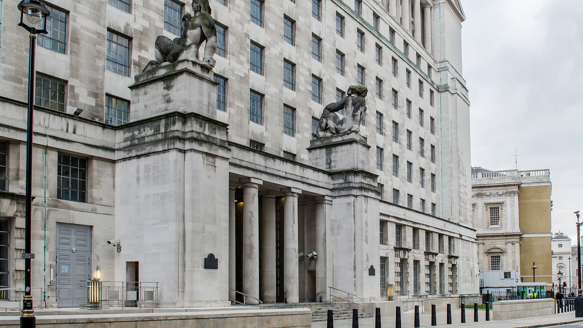 alert-–-ministry-of-defence-chiefs-order-army-personnel-not-to-back-sas-veterans-who-face-murder-charges-for-killing-ira-terrorists