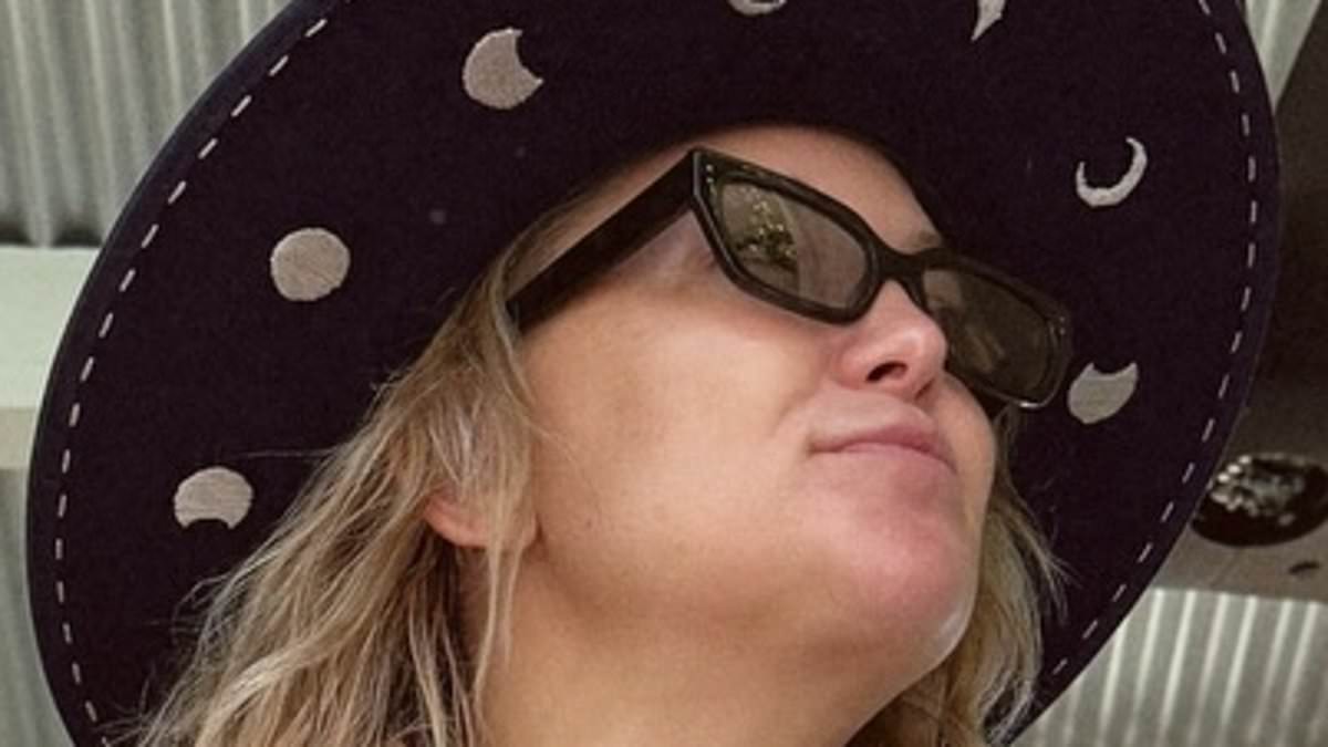 alert-–-kate-hudson,-46,-shows-off-abs-in-a-bikini-top-during-pool-day-with-mine-me-daughter