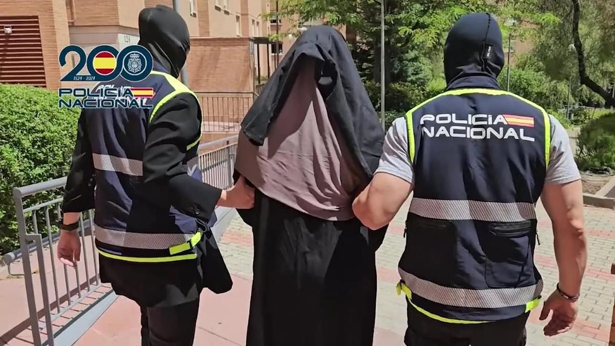 alert-–-two-sisters,-19-and-21,-arrested-by-terror-police-for-running-‘virtual-jihadi-academy’-for-young-women-from-their-bedrooms