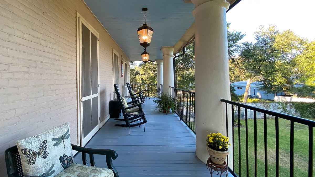 alert-–-people-are-just-realizing-why-southerners-paint-their-porch-ceilings-blue