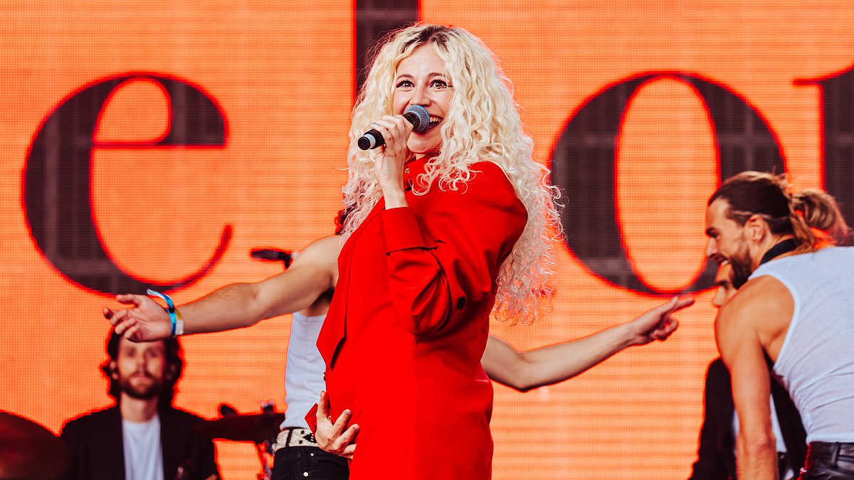 alert-–-pixie-lott-is-pregnant!-singer-announces-she-is-expecting-second-child-with-husband-oliver-cheshire-onstage-at-mighty-hoopla