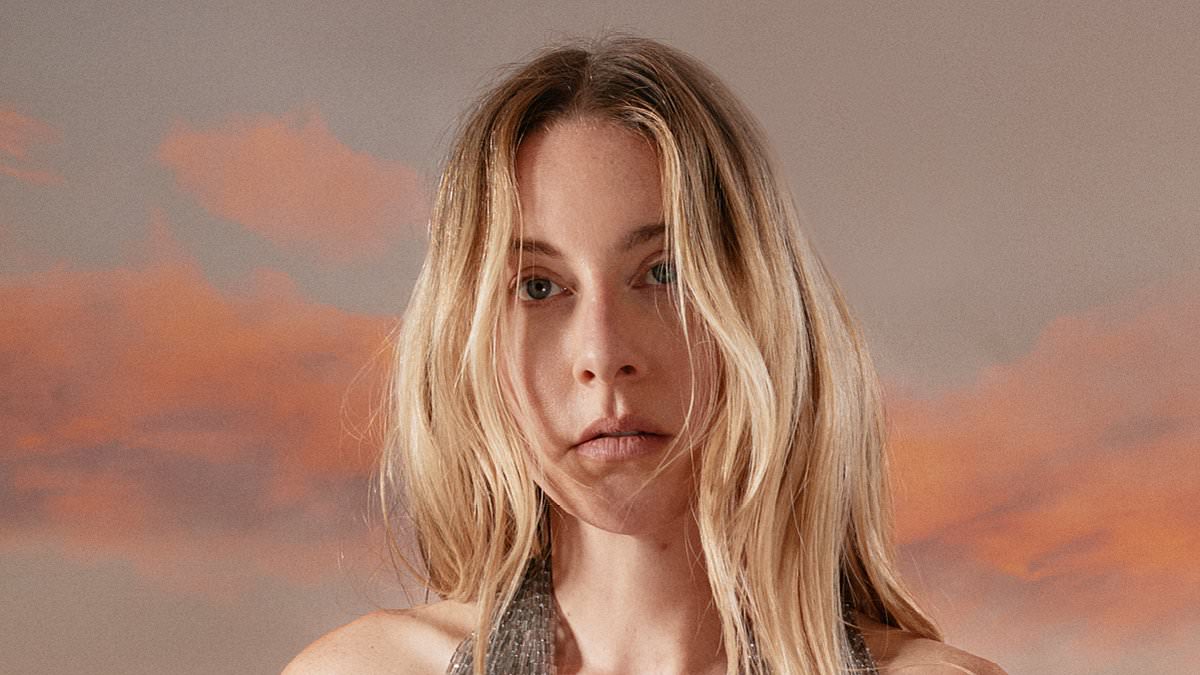 alert-–-haim-singer-este-reveals-a-boyfriend-once-broke-up-with-her-over-her-health-condition-as-the-sisters-share-their-dating-horror-stories-for-gq-cover