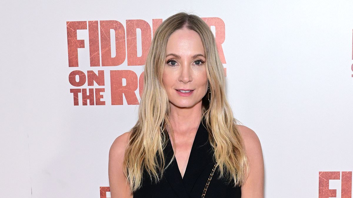 alert-–-joanne-froggatt-looks-chic-in-a-black-dress-as-she-joins-ranvir-singh-at-the-fiddler on-the-roof-musical press-night